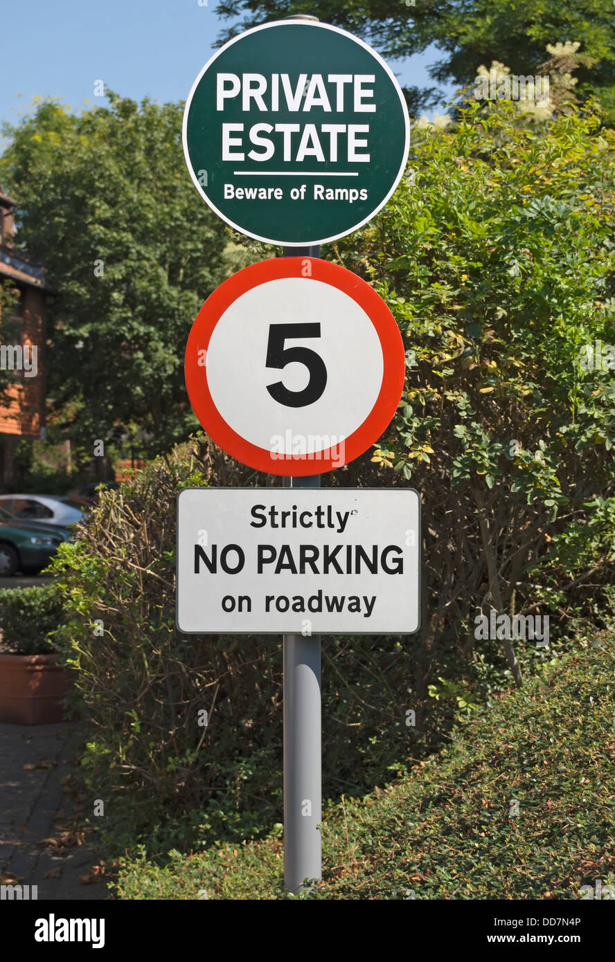 Anzeichen für privaten Anwesen, ein 5 km/h Höchstgeschwindigkeit und streng Parkverbot, Stockente platzieren, Twickenham, Middlesex, england Stockfoto