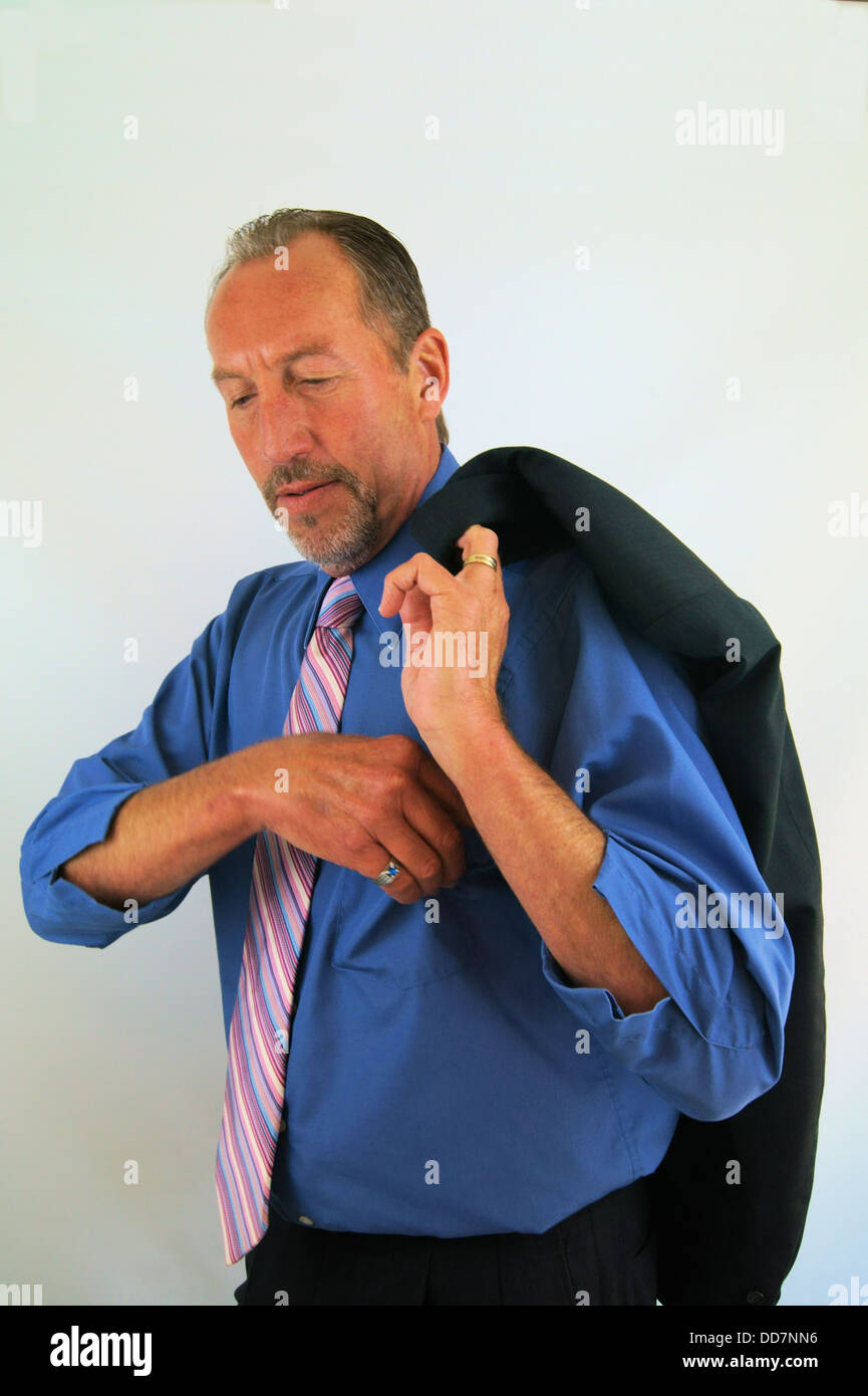 Geschäftsmann sucht seine Tasche in Anzug und Krawatte Stockfoto
