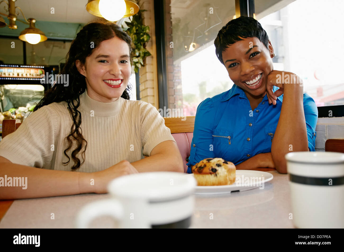 Frauen lachen im Restaurant Stand Stockfoto