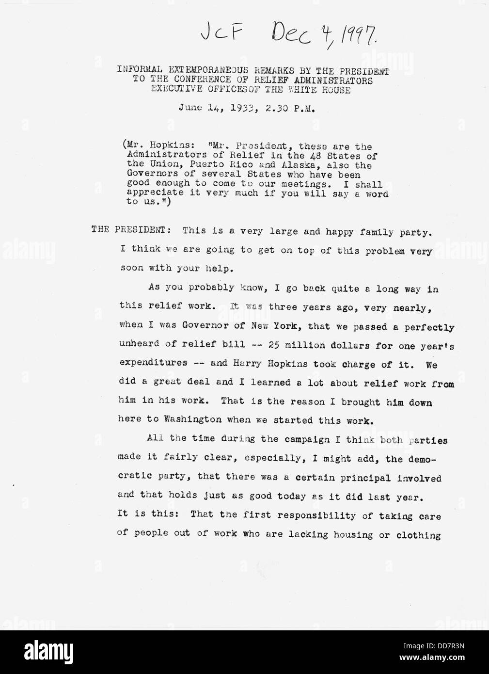 Dieses Bild zeigt Präsident Franklin D. Roosevelt, der zeitlose Bemerkungen an die Verantwortlichen im Weißen Haus überbringt, die seine Führung während der Großen Depression und der New Deal-Ära widerspiegeln. Stockfoto