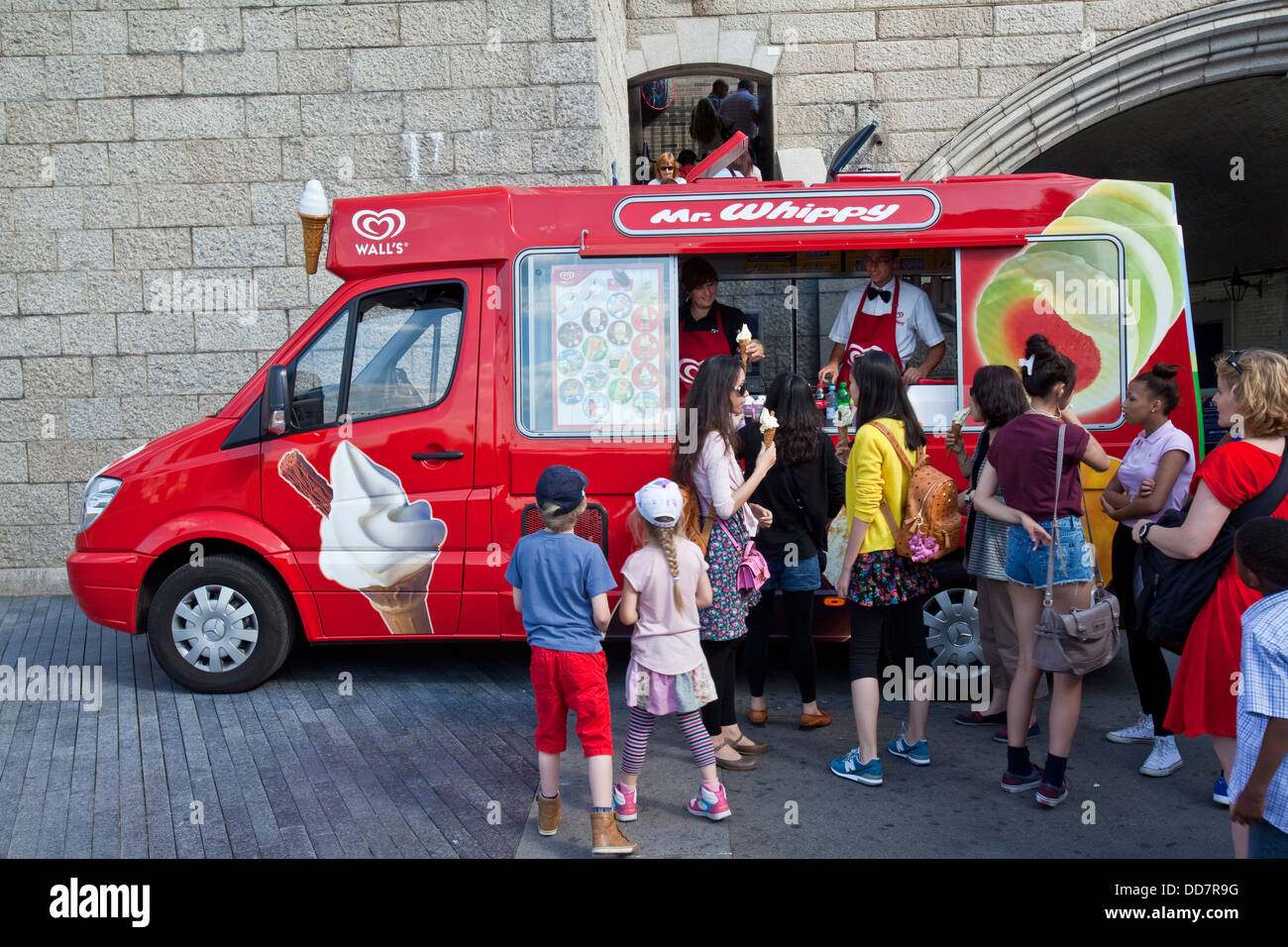 Traditionelle Eis Van, Tower Bridge, London, England Stockfoto