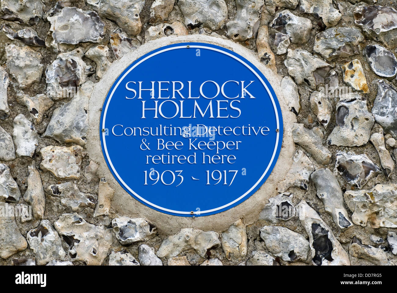 Pendrills Cottage das Altersheim von Sherlock Holmes Consulting Detective and Bee Keeper, der hier von 1903 bis 1917 in den Ruhestand ging. Blaue Plakette auf dem Landhaus in East Dean Village in der Nähe von Eastbourne East Sussex. HOMER SYKES AUS DEN 2013 2010ER JAHREN Stockfoto