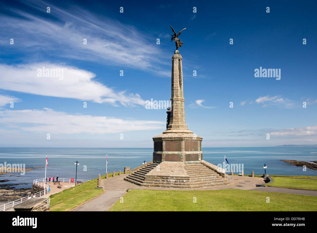 Großbritannien, Wales, Ceredigion, Aberystwyth, neue Promenade, Kriegerdenkmal mit Blick auf die Cardigan Bay Stockfoto