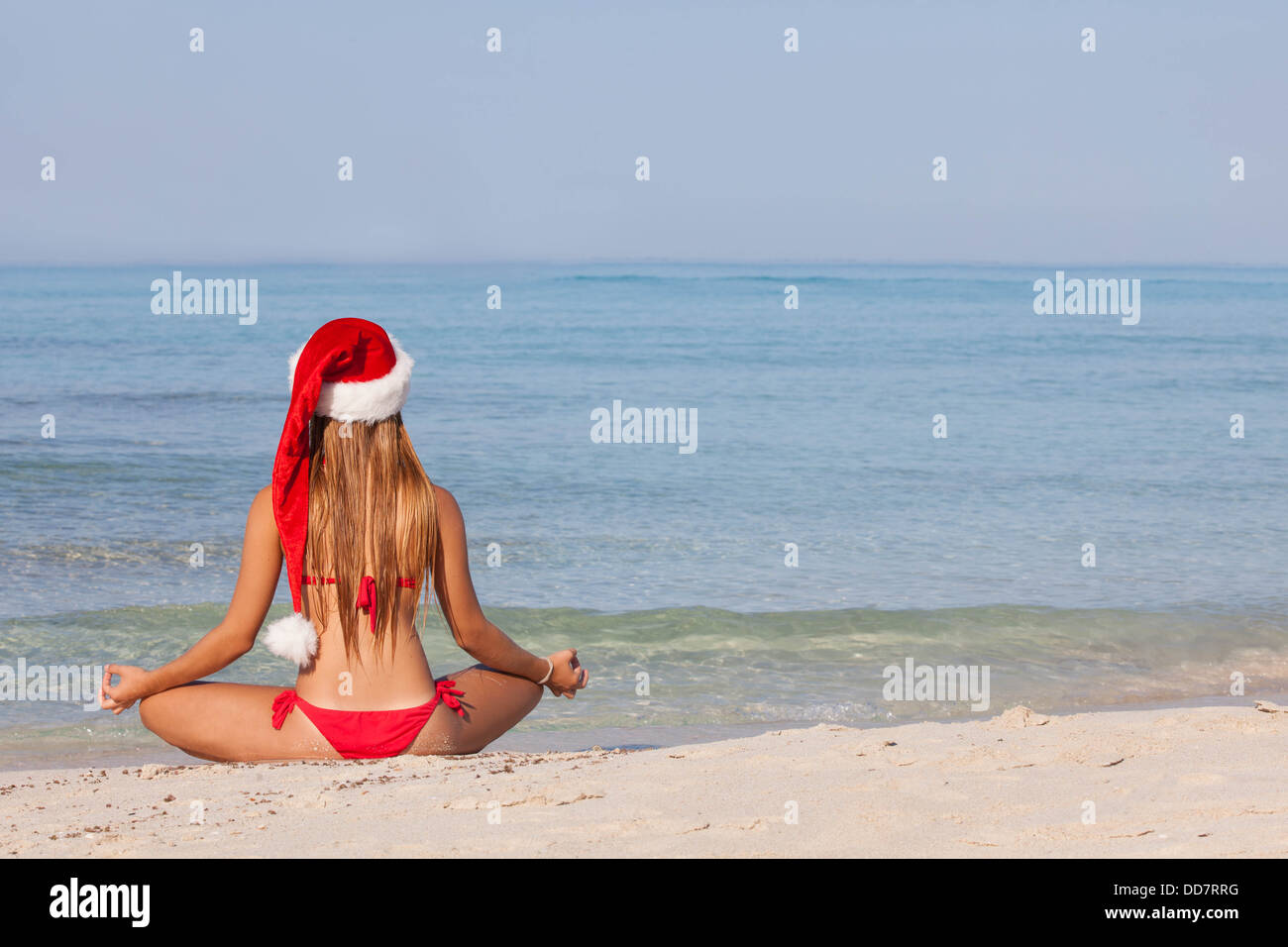 entspannende Frau am Strand-Weihnachtsferien Stockfoto