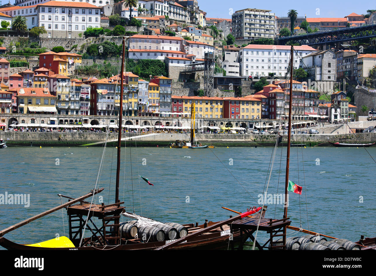 Fluss Douro, Altstadt Ribeira, kleinen Gassen, Häuser, Restaurants, Bars, Cafés, Flussschiffe, Hafen Häuser, Oporto, Porto, Portugal Stockfoto