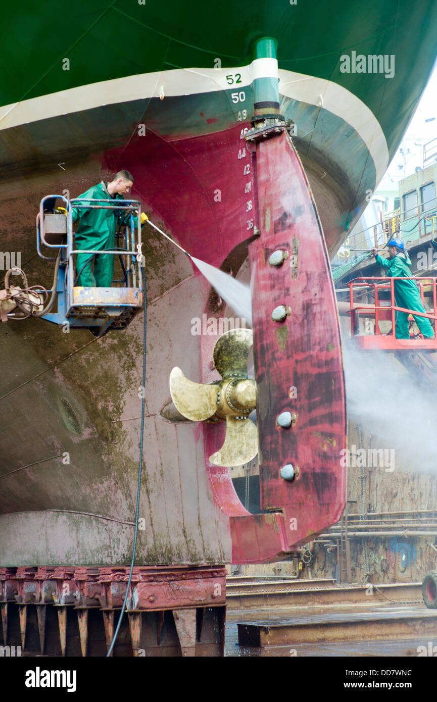Mitarbeiter arbeiten auf Segelschiff "Alexander von Humboldt II" auf der Bredo-Werft in Bremerhaven, Deutschland, 21. August 2013. Nach zwei Jahr lang beschäftigt, bleibt das Schiff jetzt auf der Werft für einen Zeitraum von Inspektion. Foto: MAURIZIO GAMBARINI Stockfoto