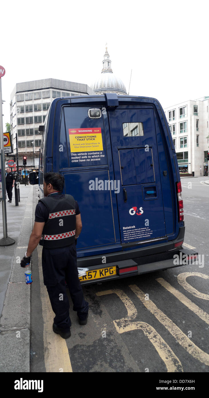 G4S Wachmann stehen neben einem van sammeln Geld in der Nähe von St. Pauls Cathedral in der City of London-UK Stockfoto