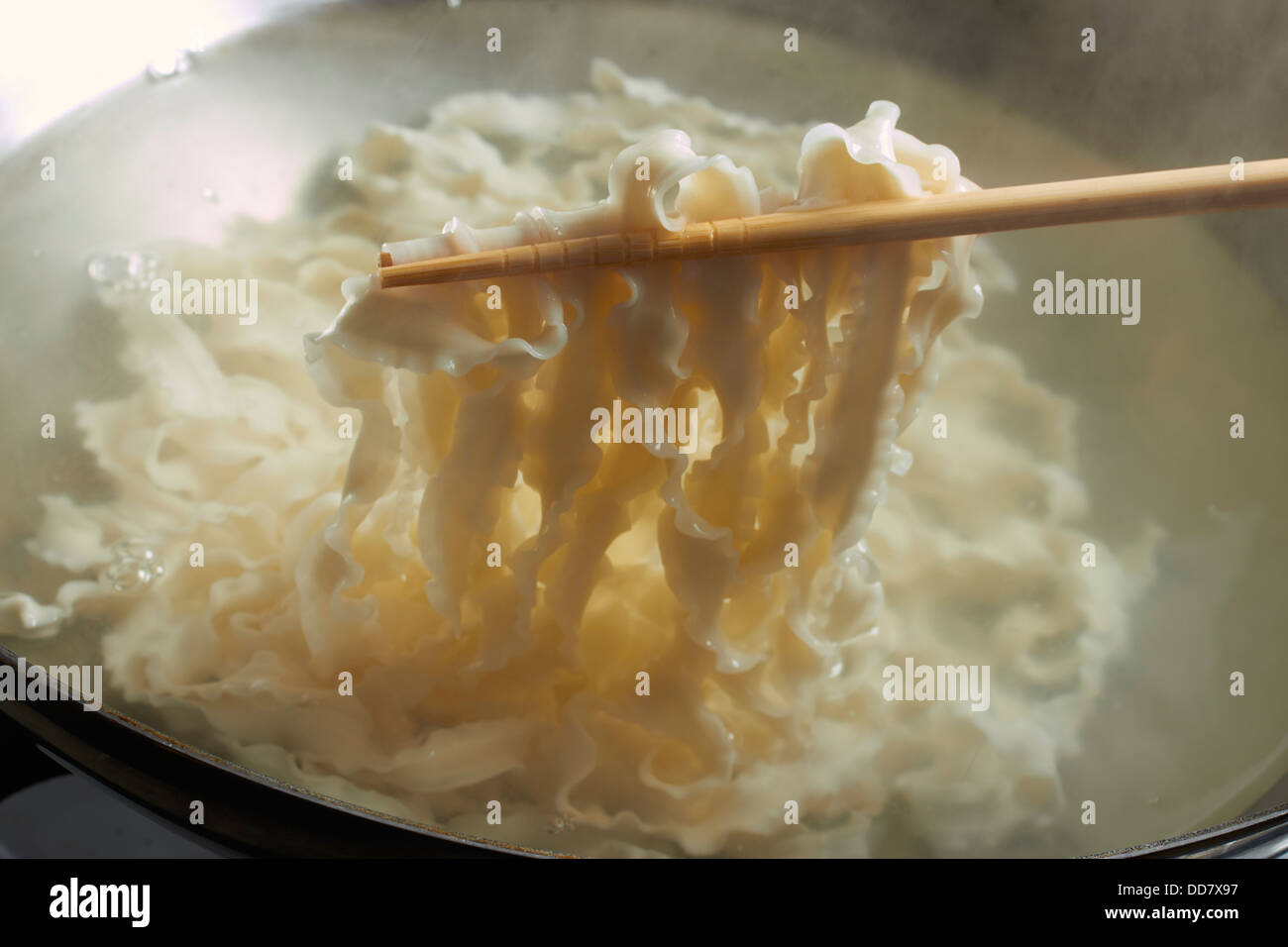 Chinesische Nudeln in einem Stahl Wok Kochen Stockfoto
