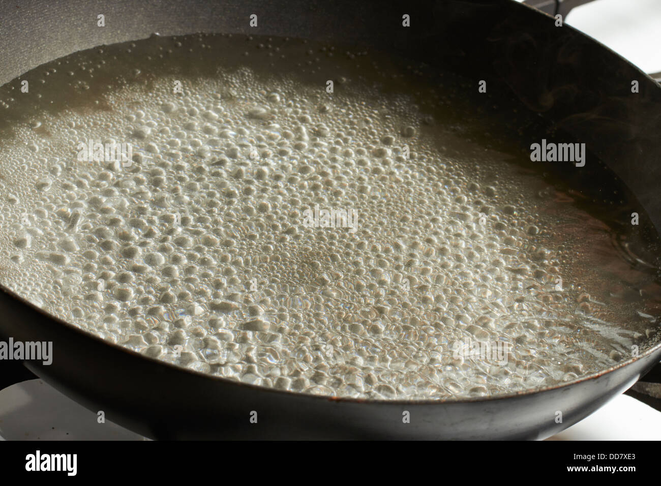 Wasser kochen im wok Stockfoto