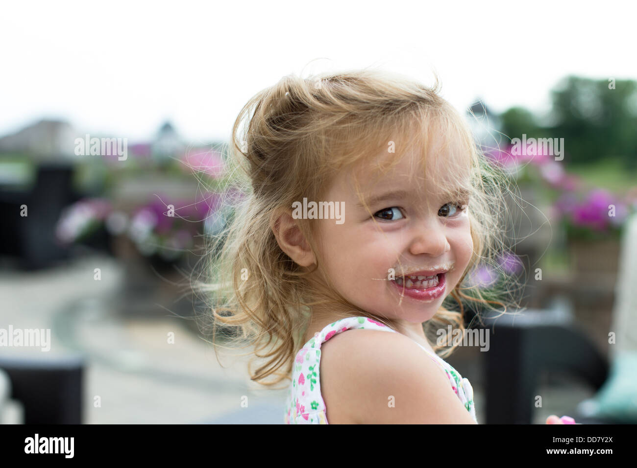 Babymädchen fertig Essen ihr Außen und linken großen Mund herumzuspielen, muss gehen, waschen Sie ihr Gesicht Stockfoto
