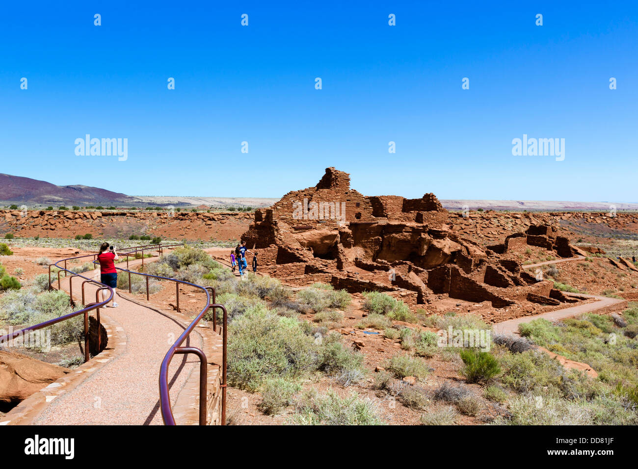 Touristen auf das Wupatki Pueblo, Pueblo indianischen Ruinen im Wupatki National Monument in der Nähe von Flagstaff, Arizona, USA Stockfoto
