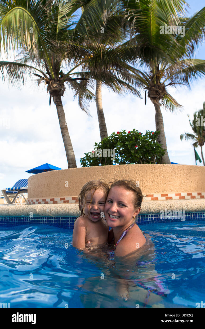 Mutter und Tochter, tolle Zeit im Pool unter Palmen Stockfoto