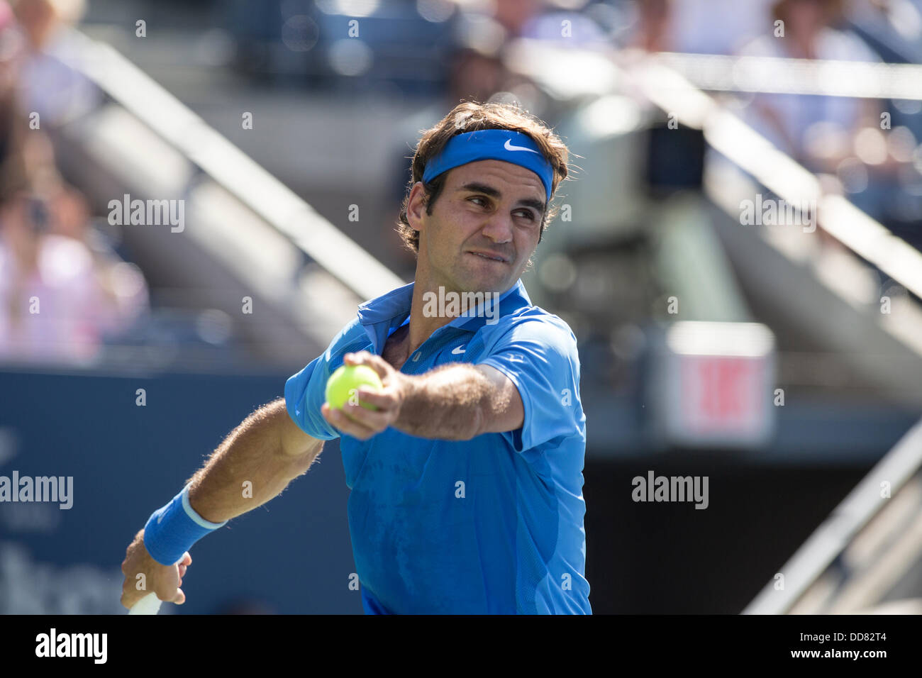 Flushing Meadows-Corona Park, Queens, New York, 27. August 2013 Roger Federer (SUI) im Wettbewerb mit seinem ersten Vorrundenspiel bei der 2013 uns Open Tennis Championships Credit: PCN Fotografie/Alamy Live News Stockfoto