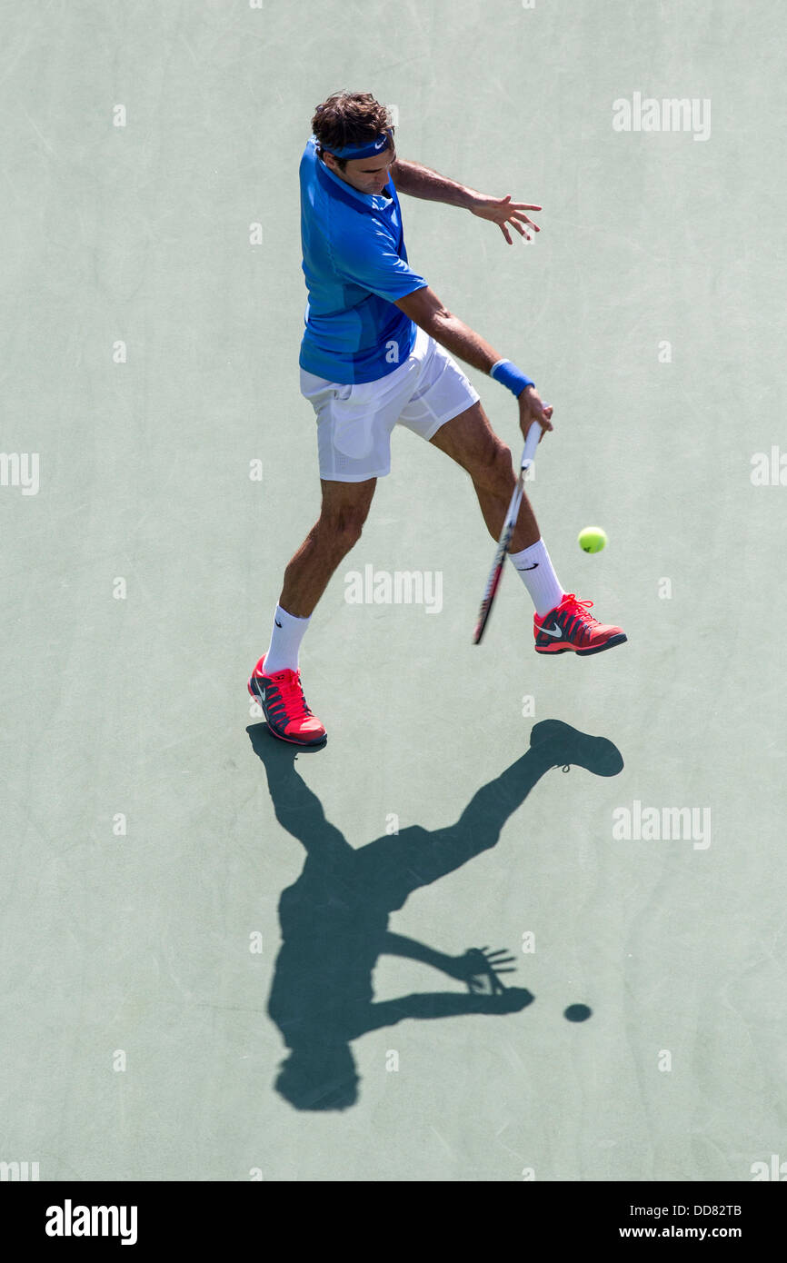 Flushing Meadows-Corona Park, Queens, New York, 27. August 2013 Roger Federer (SUI) im Wettbewerb mit seinem ersten Vorrundenspiel bei der 2013 uns Open Tennis Championships Credit: PCN Fotografie/Alamy Live News Stockfoto