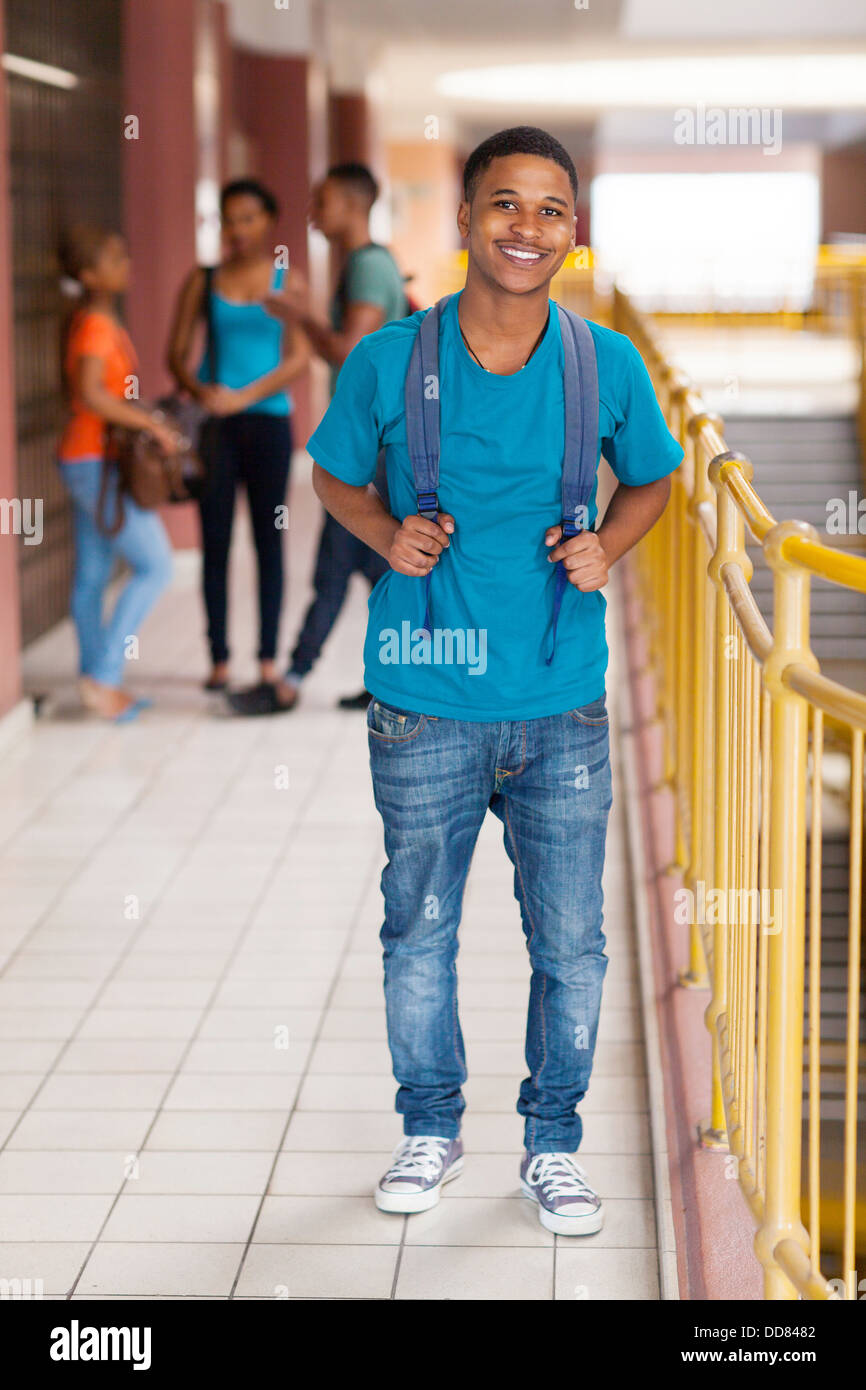 lächelnde junge afrikanische College in die Kamera schaut Stockfoto