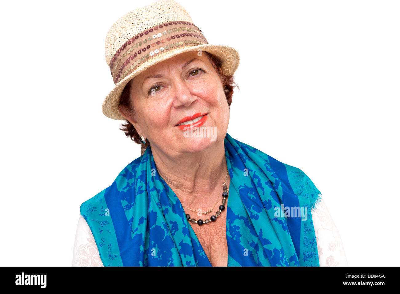 Ältere Dame geben sich zufrieden mit ihren Hut und blauen Schal auf ihren Schultern. Stockfoto