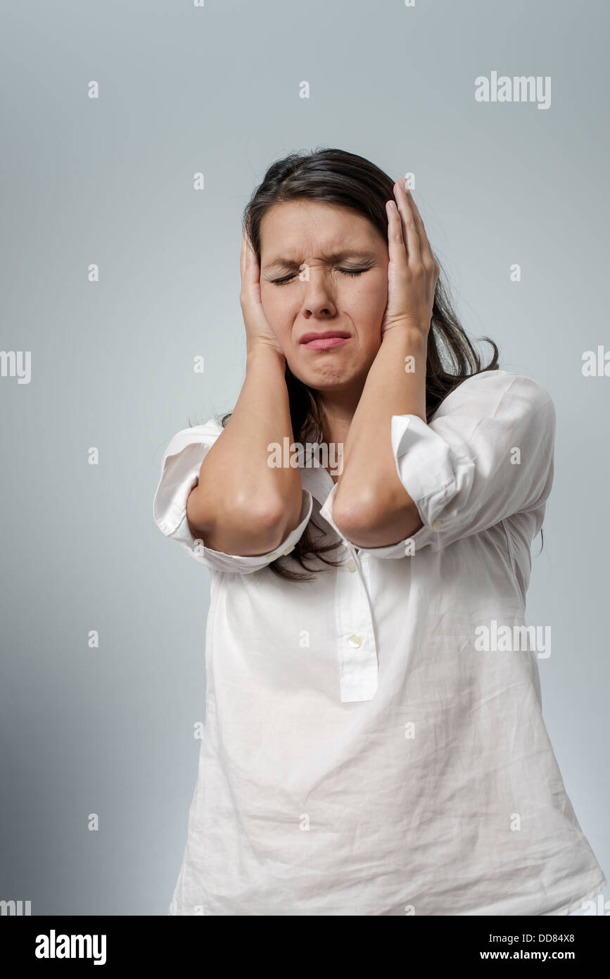 Frau mit Kopfschmerzen und negativen Gesichtsausdruck - Burn-Out, Depression, Frustration, Krankheit Stockfoto