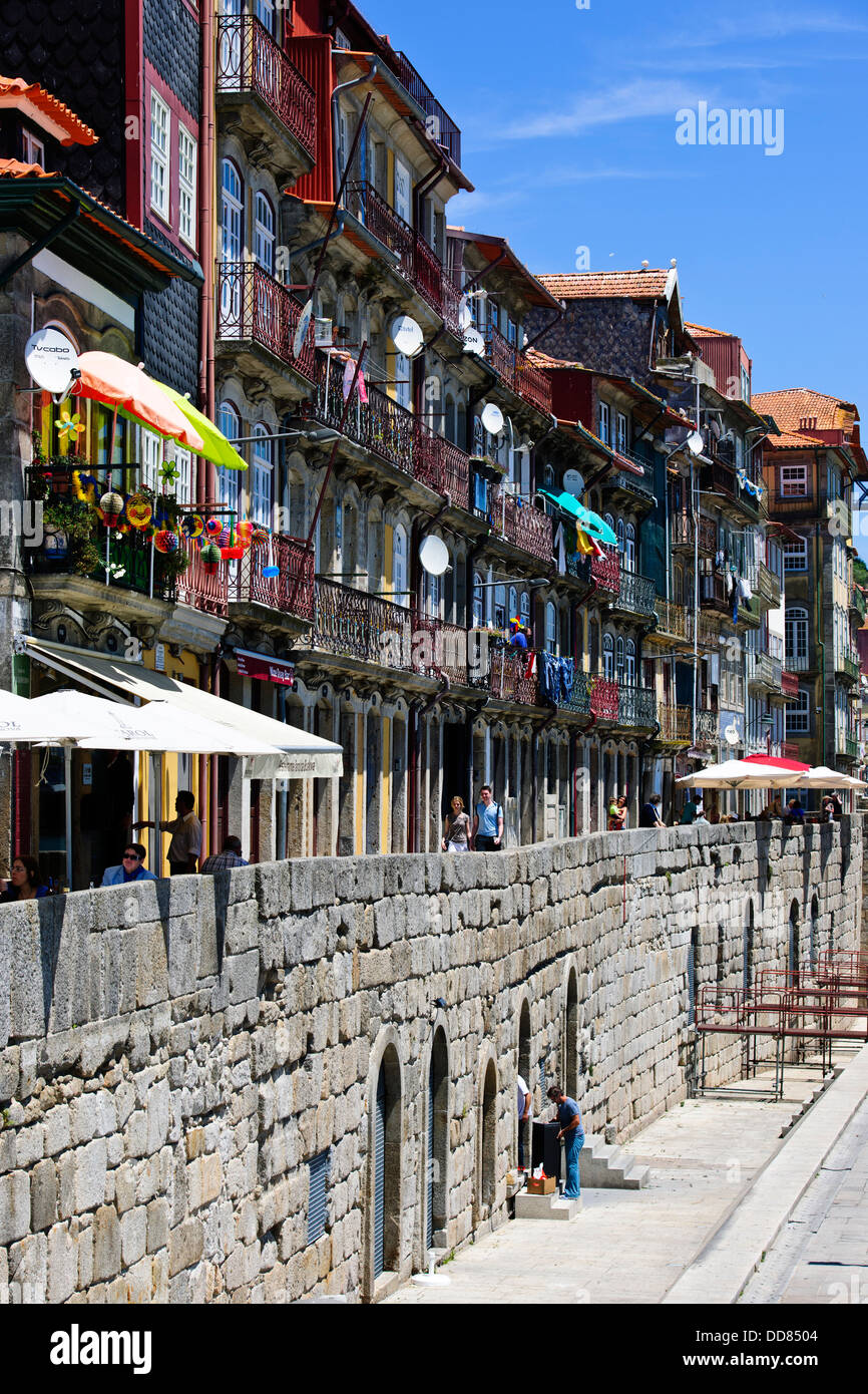 Fluss Douro, Altstadt Ribeira, kleinen Gassen, Häuser, Restaurants, Bars, Cafés, Flussschiffe, Hafen Häuser, Oporto, Porto, Portugal Stockfoto