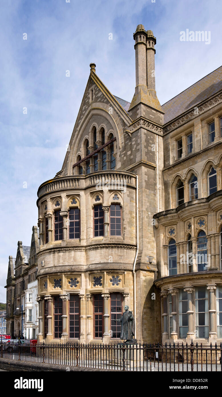 Großbritannien, Wales, Ceredigion, Aberystwyth, Statue der Universität Gründer Thomas Charles Edwards außerhalb erste Gebäude Stockfoto