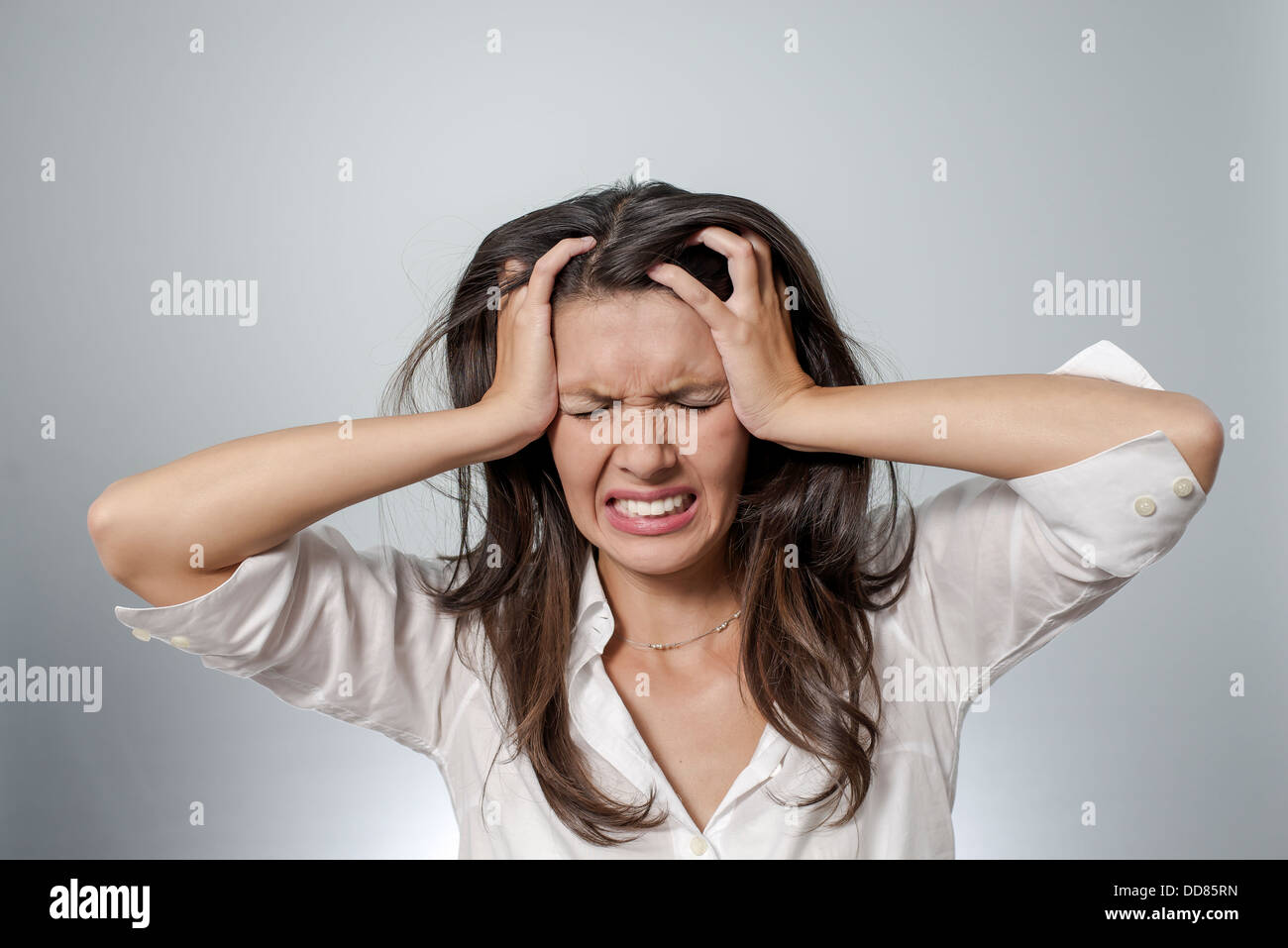 Frau mit Kopfschmerzen und negativen Gesichtsausdruck - Burn-Out, Depression, Frustration, Krankheit Stockfoto