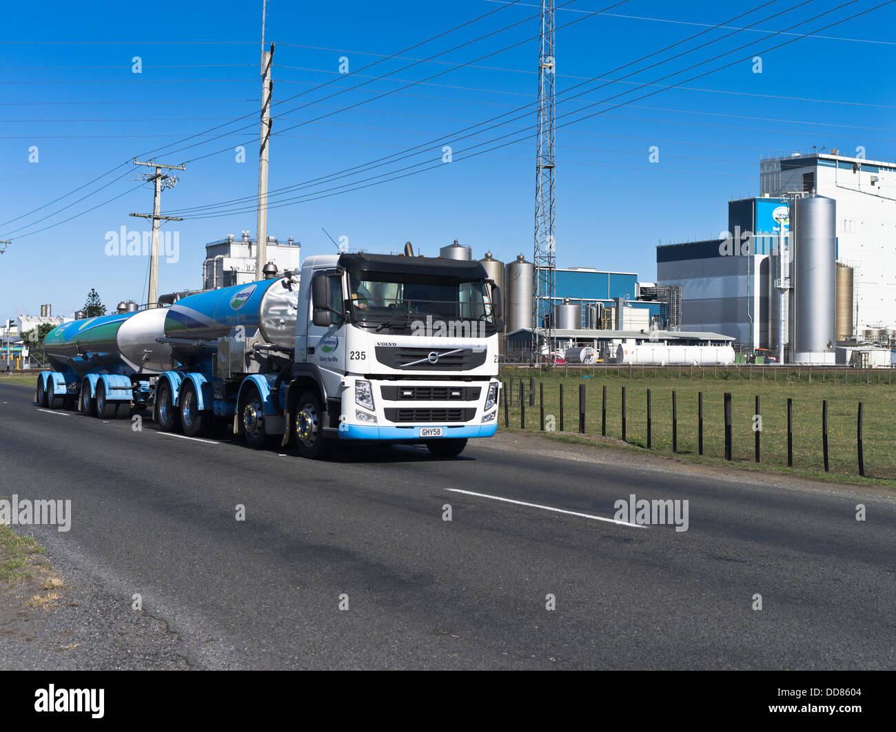 dh Hawera TARANAKI Neuseeland Fonterra Milch Tanker Volvo Lkw Whareora Molkerei Gebäude Stockfoto