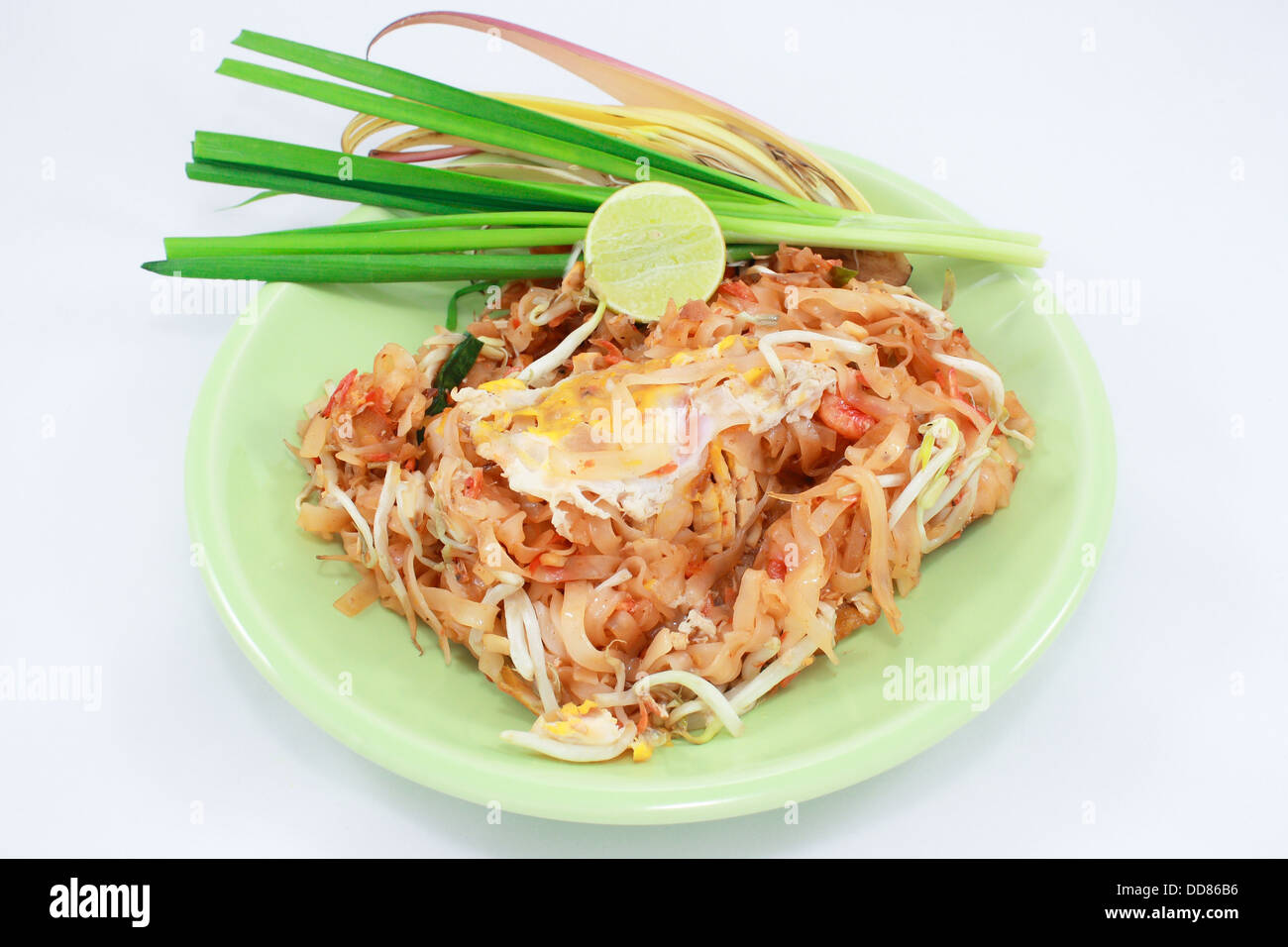 dünne Reisnudeln gebraten mit Tofu, Gemüse, Ei und Erdnüssen (Pad Thai) Stockfoto
