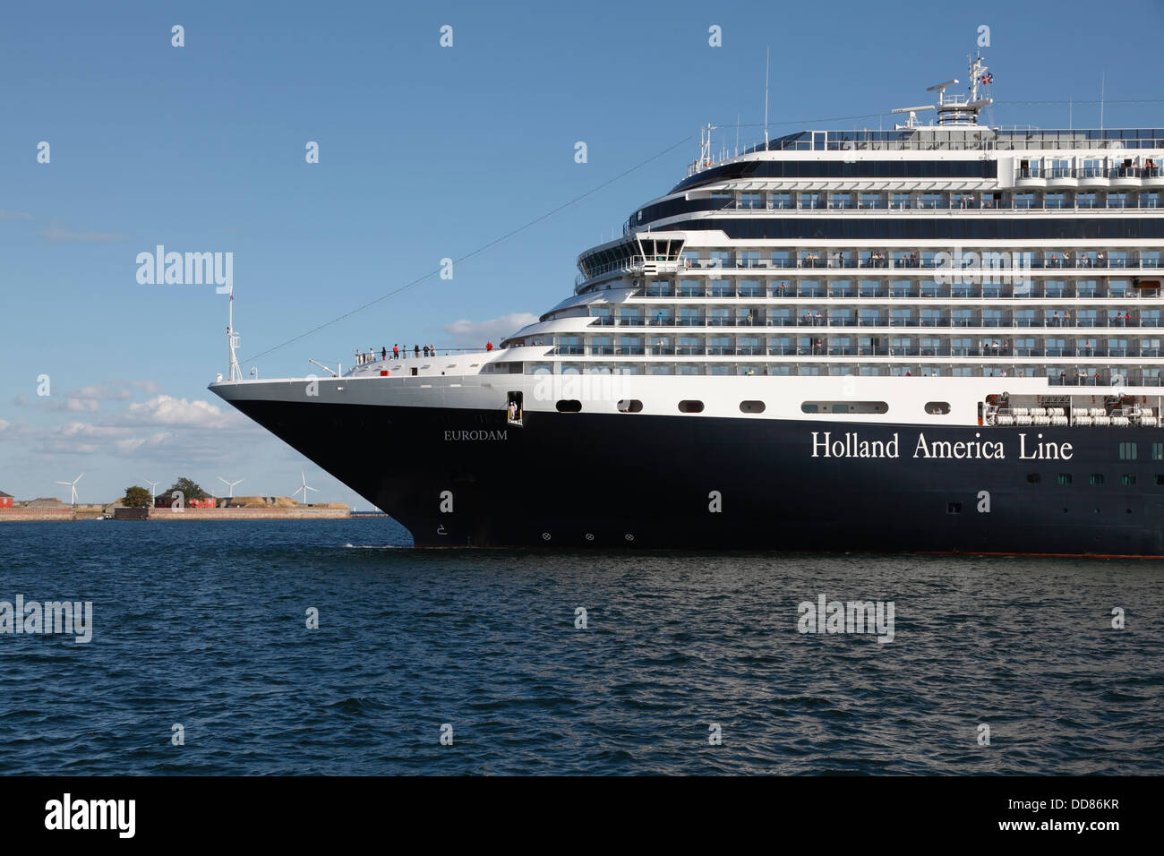 Bogen des Kreuzfahrtschiff MS Eurodam von Holland America Line, vorbei an der alten Meer Fort Trekroner verlassen den Hafen von Kopenhagen Stockfoto