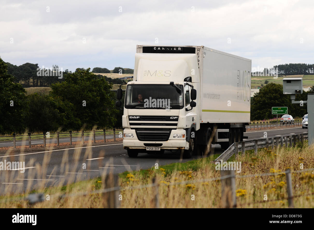 Lkw vorbeifahren einen Blitzer auf einer Strecke von der A9 in der Nähe von  Stirling Stockfotografie - Alamy