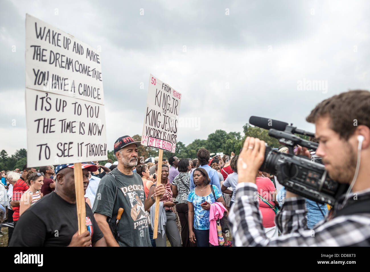 WASHINGTON DC, USA (Okt. 2010) 28, 2013) - zwei Männer, die Plakate mit der Aufforderung an das Vermächtnis von Martin Luther King Jr.'s Bemühungen auf die bürgerlichen Rechte auf der National Mall in Washington DC am Gedenken an den 50. Jahrestag der Marsch auf Washington 1963, berühmt für die zivile Rechte Führer Martin Luther King Jr.'s erinnert "Ich habe einen Traum' Rede haben. Stockfoto