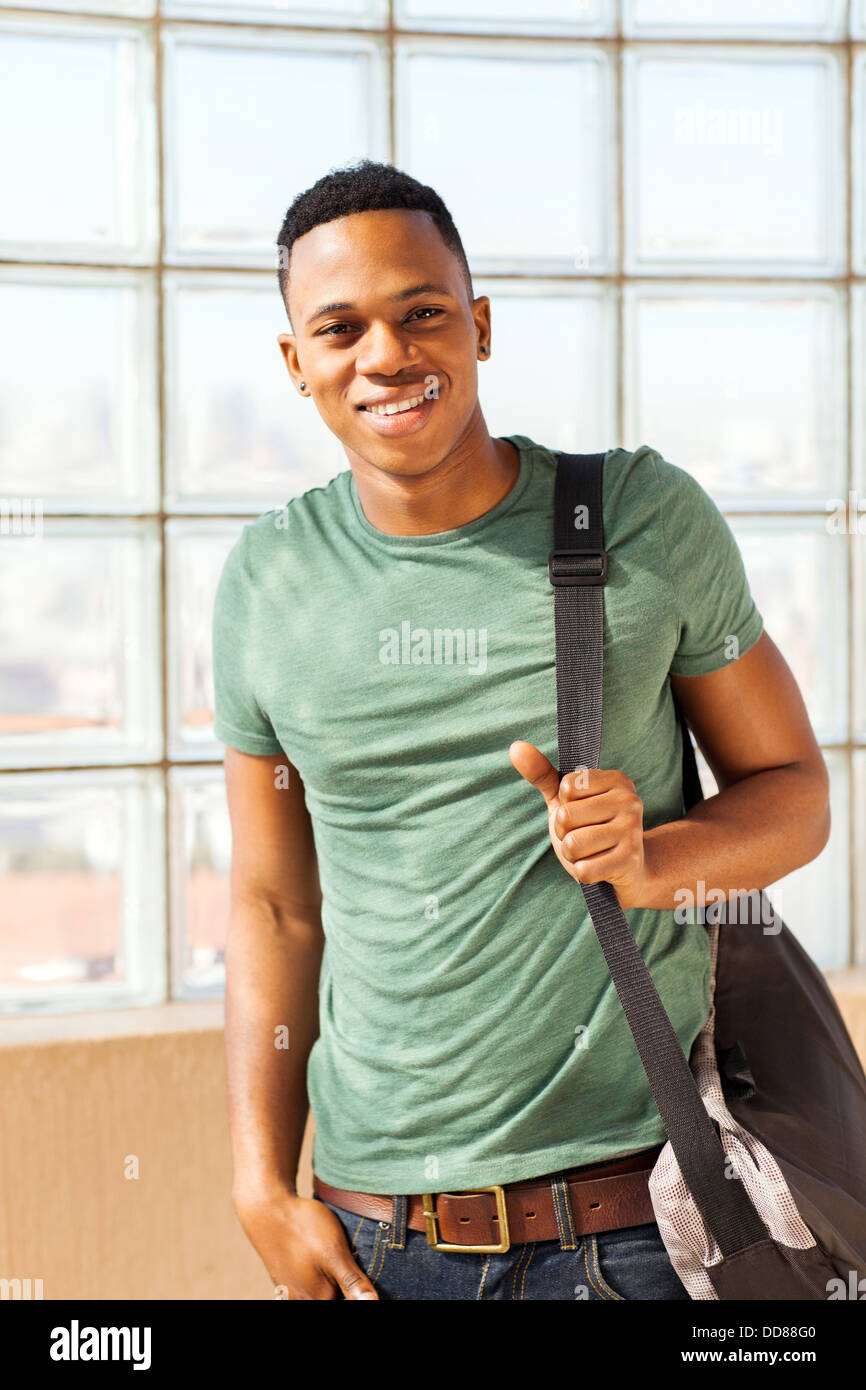 hübscher afroamerikanische Junge mit einer Tasche Stockfoto