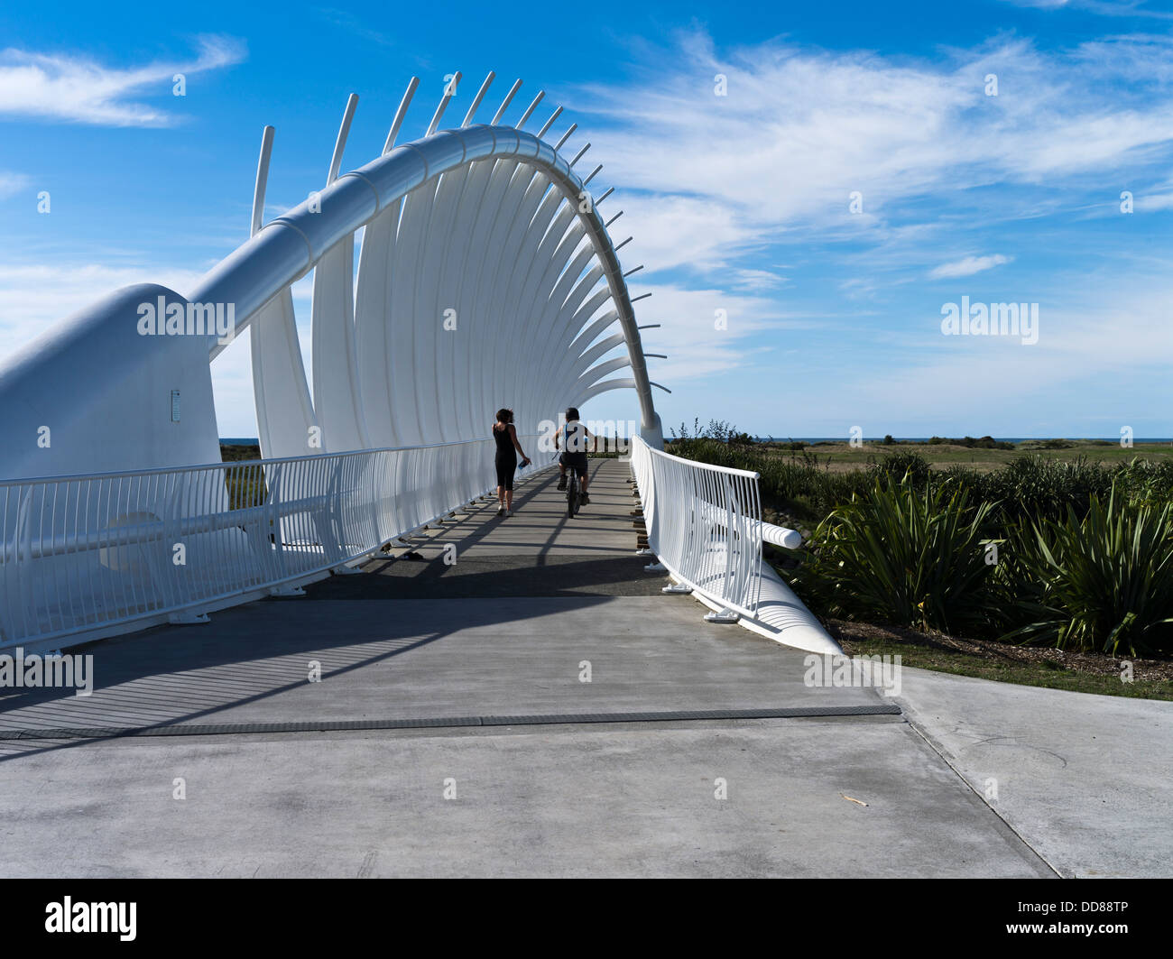 dh Te Rewa Rewa Bridge TARANAKI NEUSEELAND Paar Waiwhakaiho Fluss New Plymouth Fußgängerbrücke Fuß Radweg Küstenweg zu Fuß Stockfoto