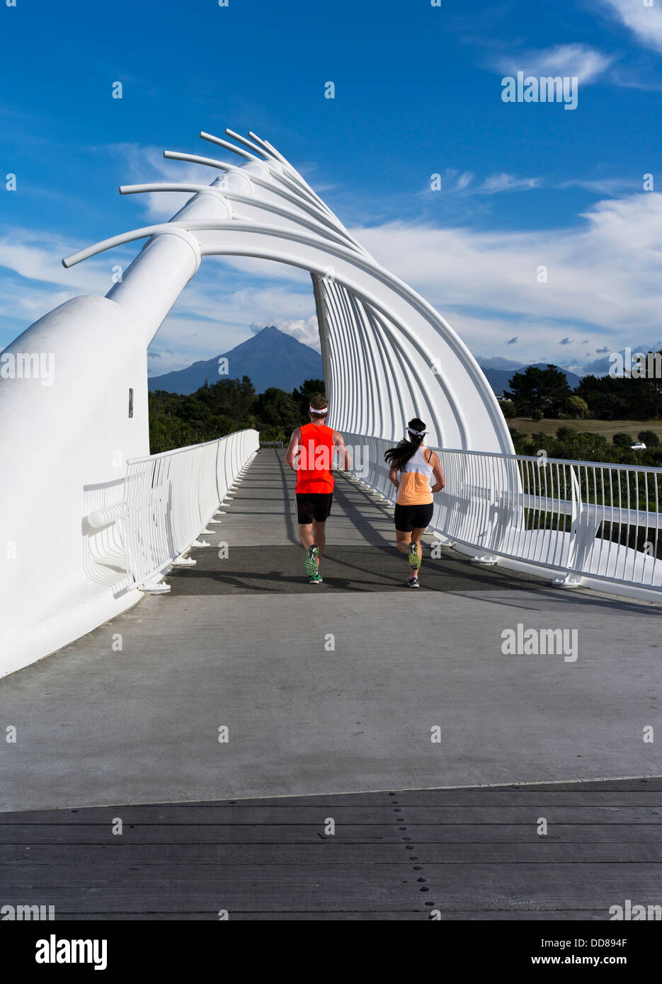 dh New Plymouth TARANAKI NEUSEELAND-Paar Jogglers läuft Te Rewa Rewa Bridge Mount Egmont Mt Taranaki People Coastal Walkway Stockfoto