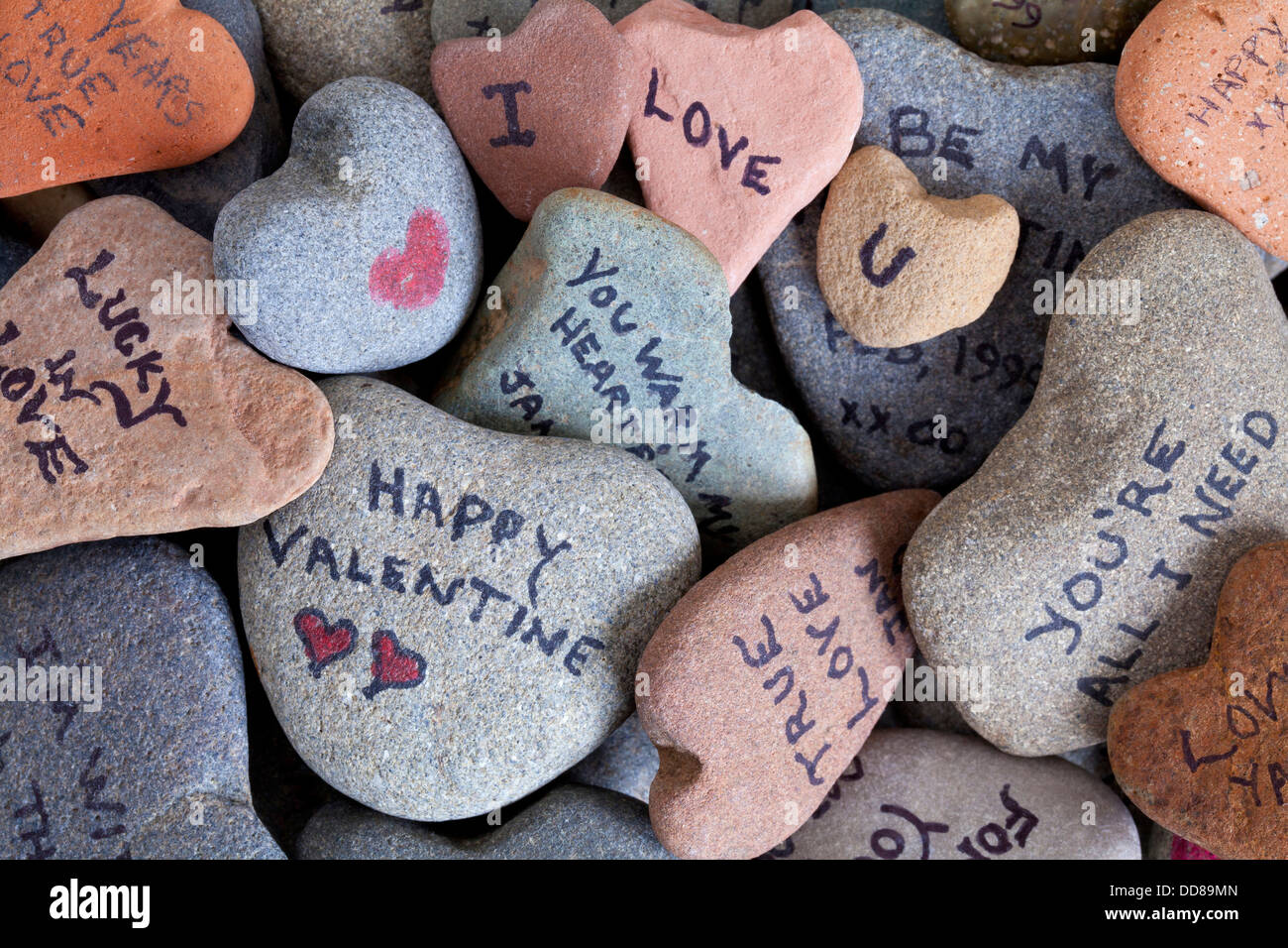 USA, Washington. Nahaufnahme der Herzen Steinsammlung mit Valentine Sprüche. Stockfoto