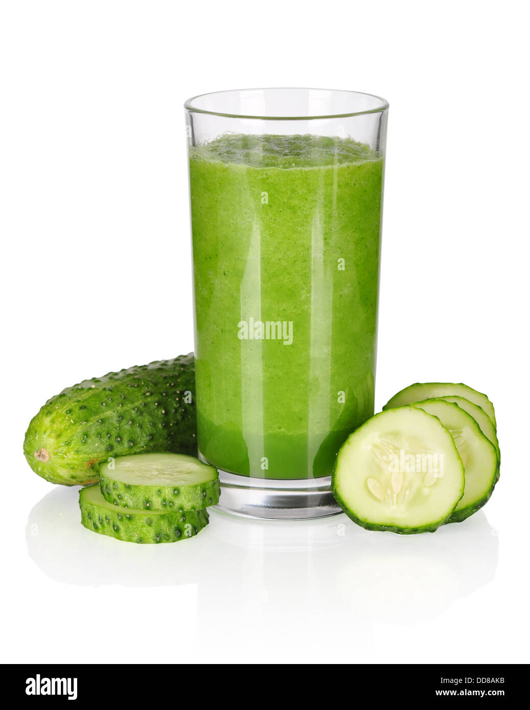 Gemüse Smoothie aus Spinat und Gurke isoliert auf weiss Stockfoto