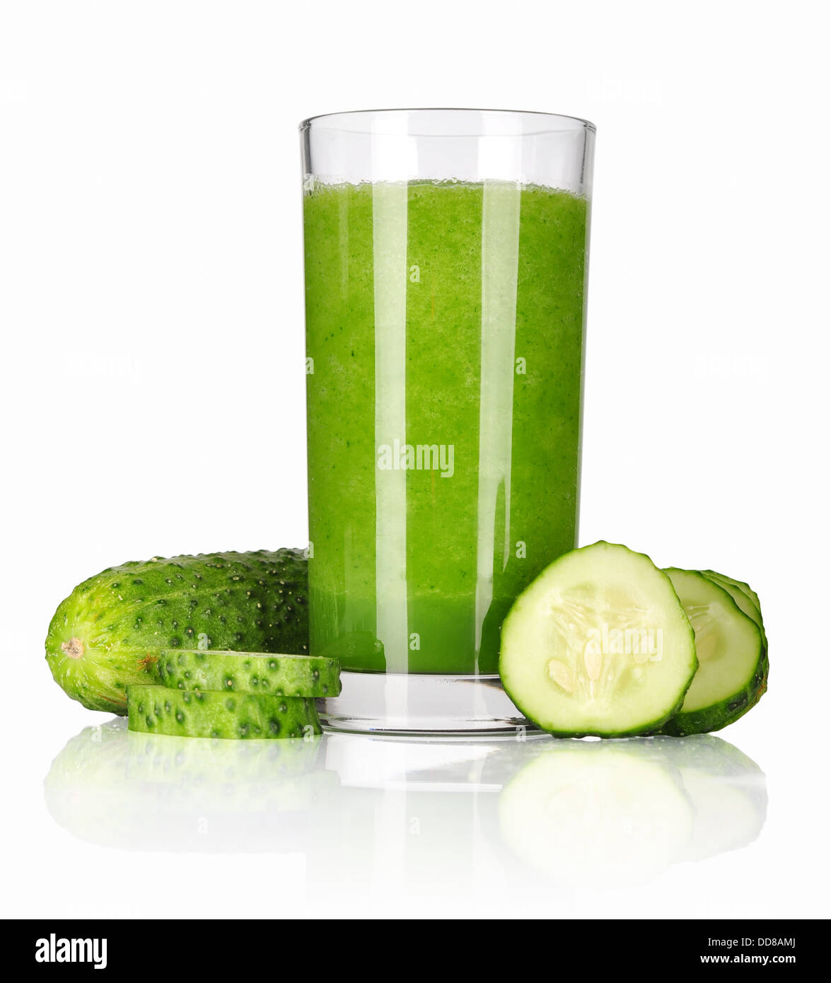 Gemüse Smoothie aus Spinat und Gurke isoliert auf weiss Stockfoto