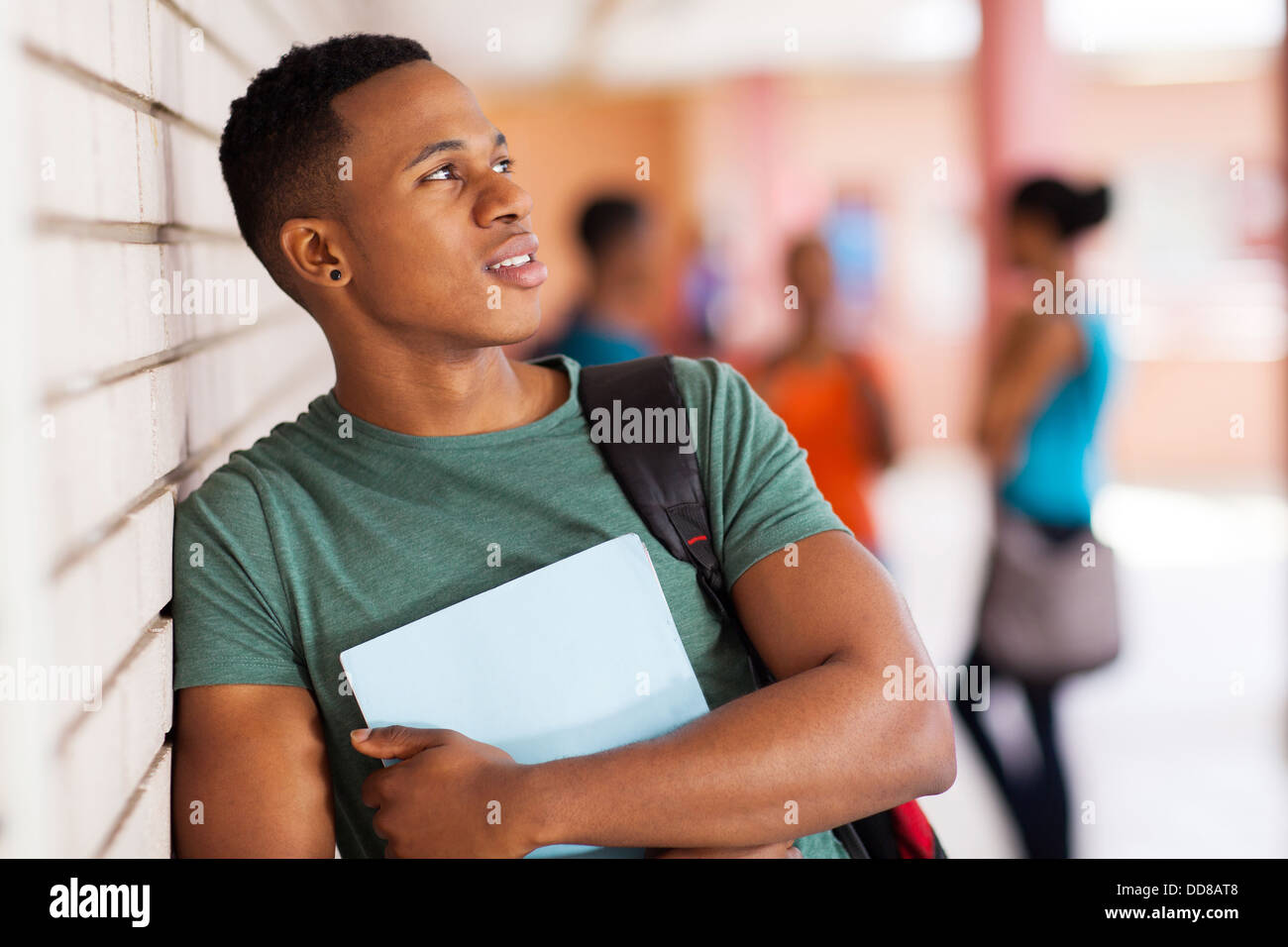 niedlichen jungen African American College Boy wegschauen Stockfoto