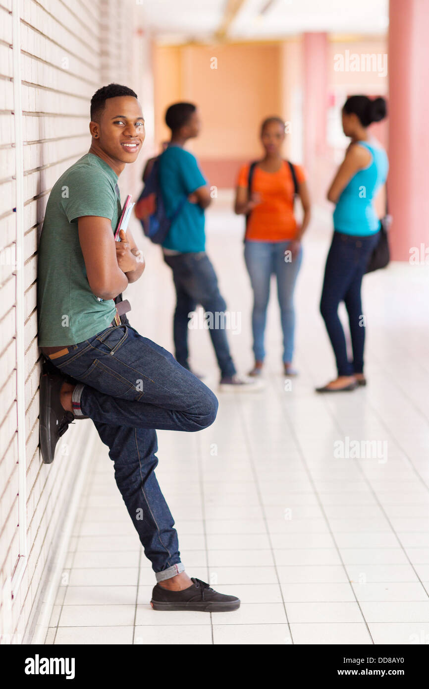 gut aussehende schwarze Studenten auf dem campus Stockfoto