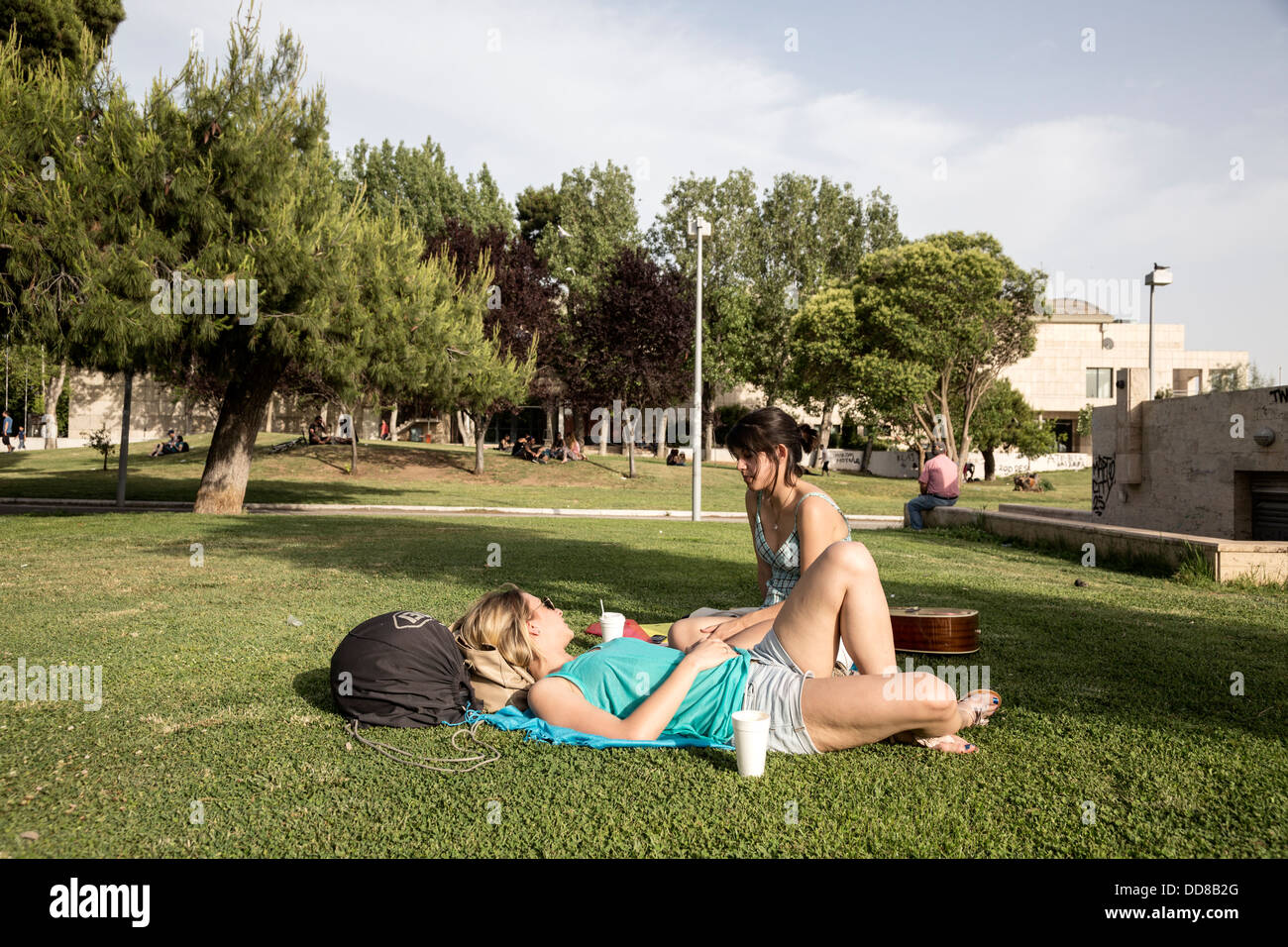 Zwei Mädchen entspannen in einem Park in den weißen Turm (Lefkos Pyrgos) quadratisch, in Thessaloniki, Griechenland. Stockfoto
