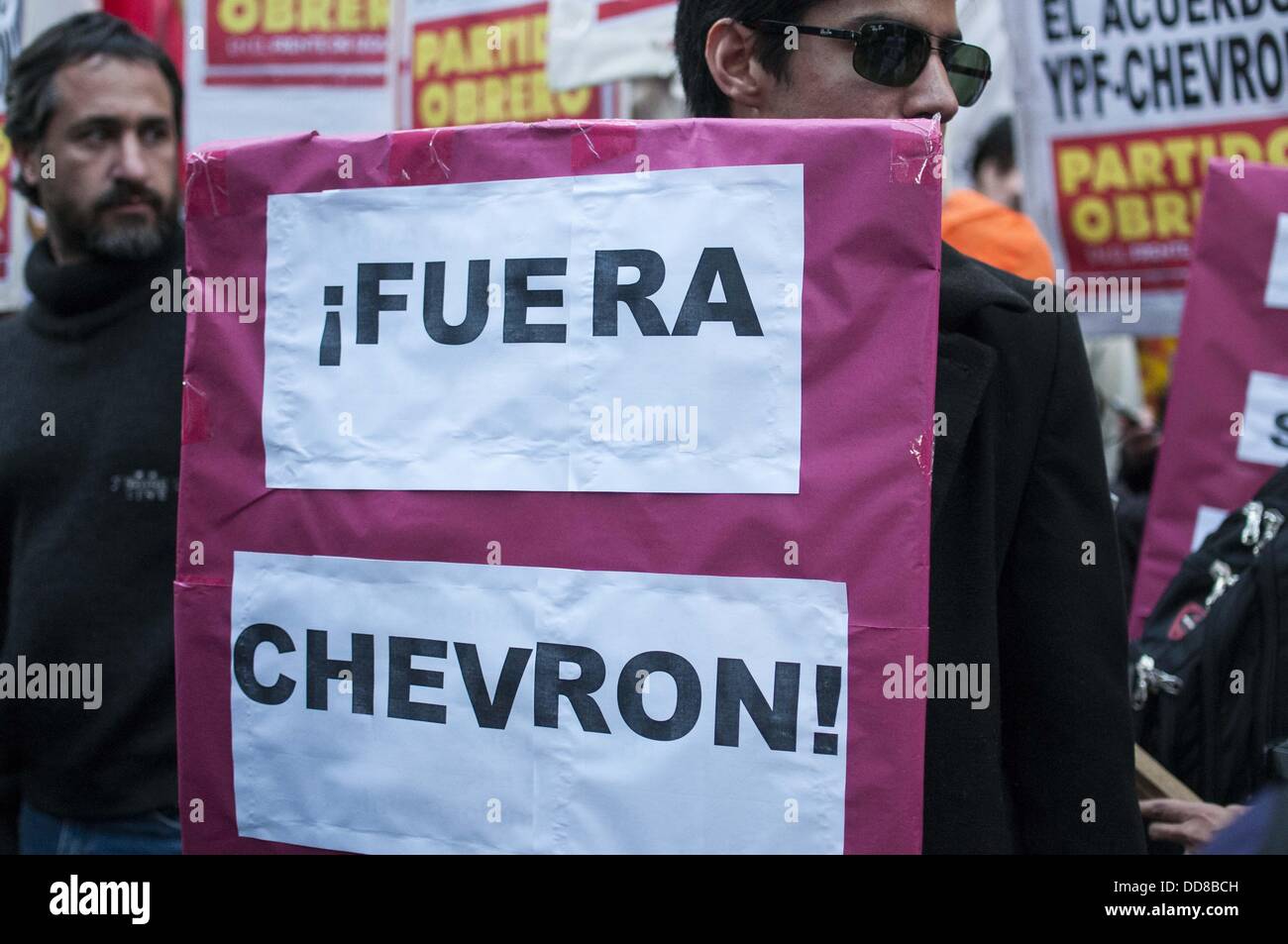 28. August 2013 - Buenos Aires, Buenos Aires, Argentinien - linke Parteien demonstrieren gegen die Vereinbarung zwischen der nationalen Ölgesellschaft YPF und dem Chevron, die Produktion von nicht-konventionellen Kohlenwasserstoffen an Vaca Muerta, in der Provinz NeuquÅ½n zu entwickeln. Das Abkommen beinhaltet eine Investition von US$ 1,24 Milliarden, und wird auch von nationalistischen und Ökologe Gruppen bekämpft. (Bild Kredit: Patricio Murphy/ZUMAPRESS.com ©) Stockfoto