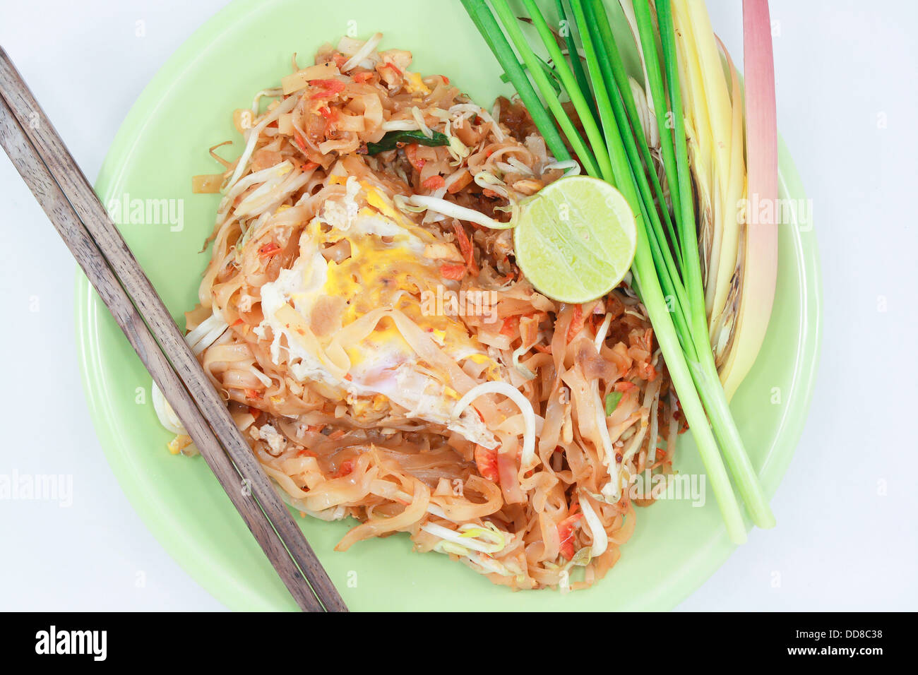 dünne Reisnudeln gebraten mit Tofu, Gemüse, Ei und Erdnüssen (Pad Thai) Stockfoto