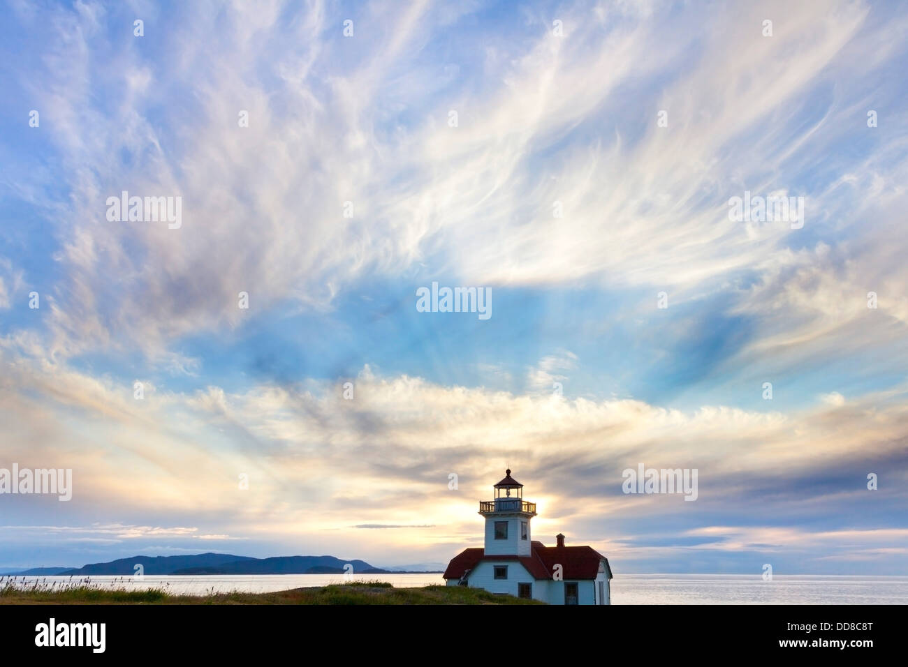 USA, Washington, San Juan Inseln. Sonnenuntergang am Leuchtturm Patos Insel. Stockfoto
