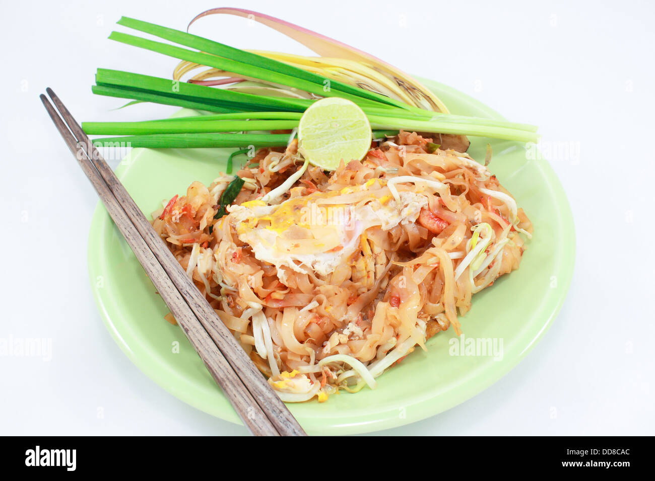 dünne Reisnudeln gebraten mit Tofu, Gemüse, Ei und Erdnüssen (Pad Thai) Stockfoto