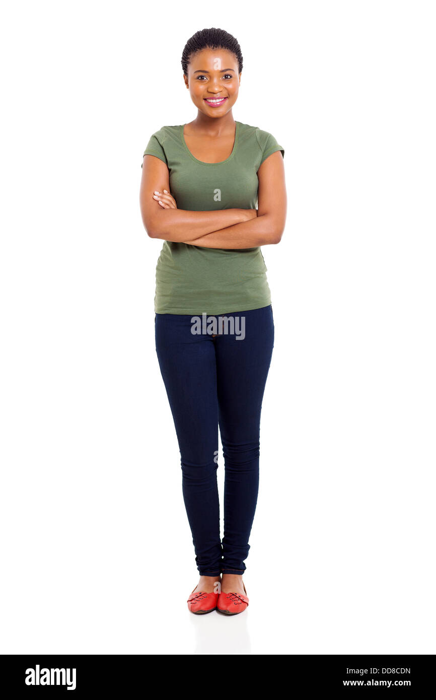 glückliche junge Afro-Amerikanerin mit verschränkten Armen Stockfoto