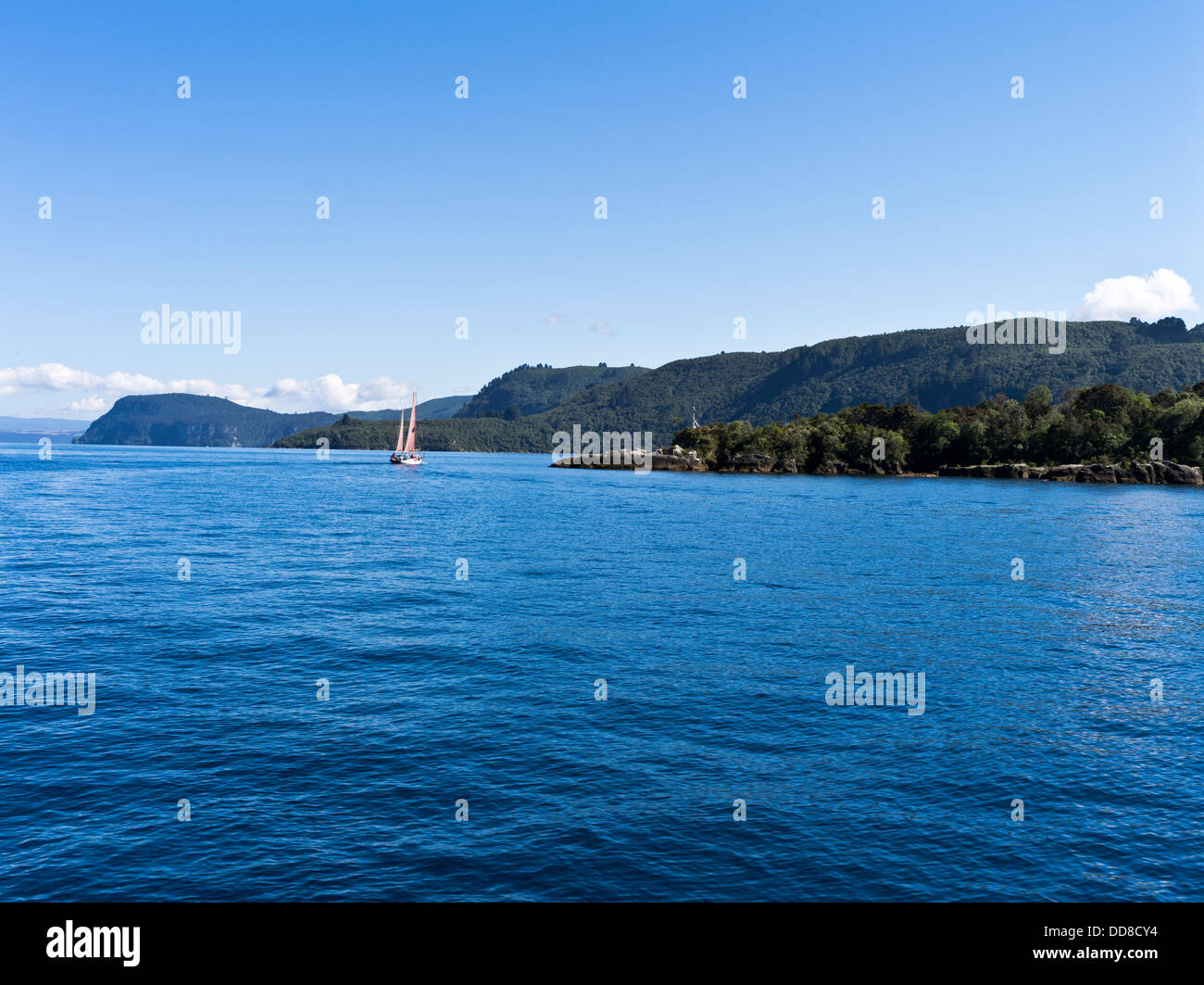 dh LAKE TAUPO Neuseeland Segeln Boot Reise am See Ufer Stockfoto