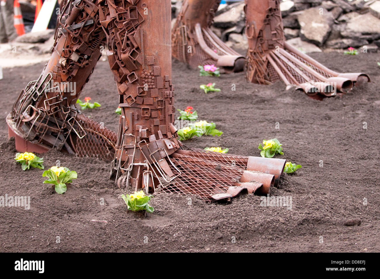 Seattle, WA. Zwei Paar Füße aus riesigen Metallskulpturen, mit Blumen. Stockfoto