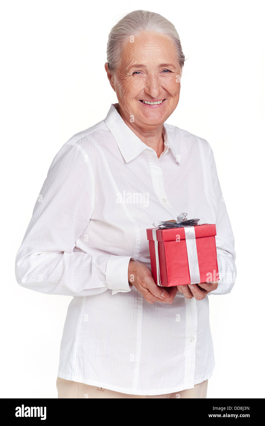 Porträt von älteren Weibchen mit Geschenkbox Blick in die Kamera Stockfoto