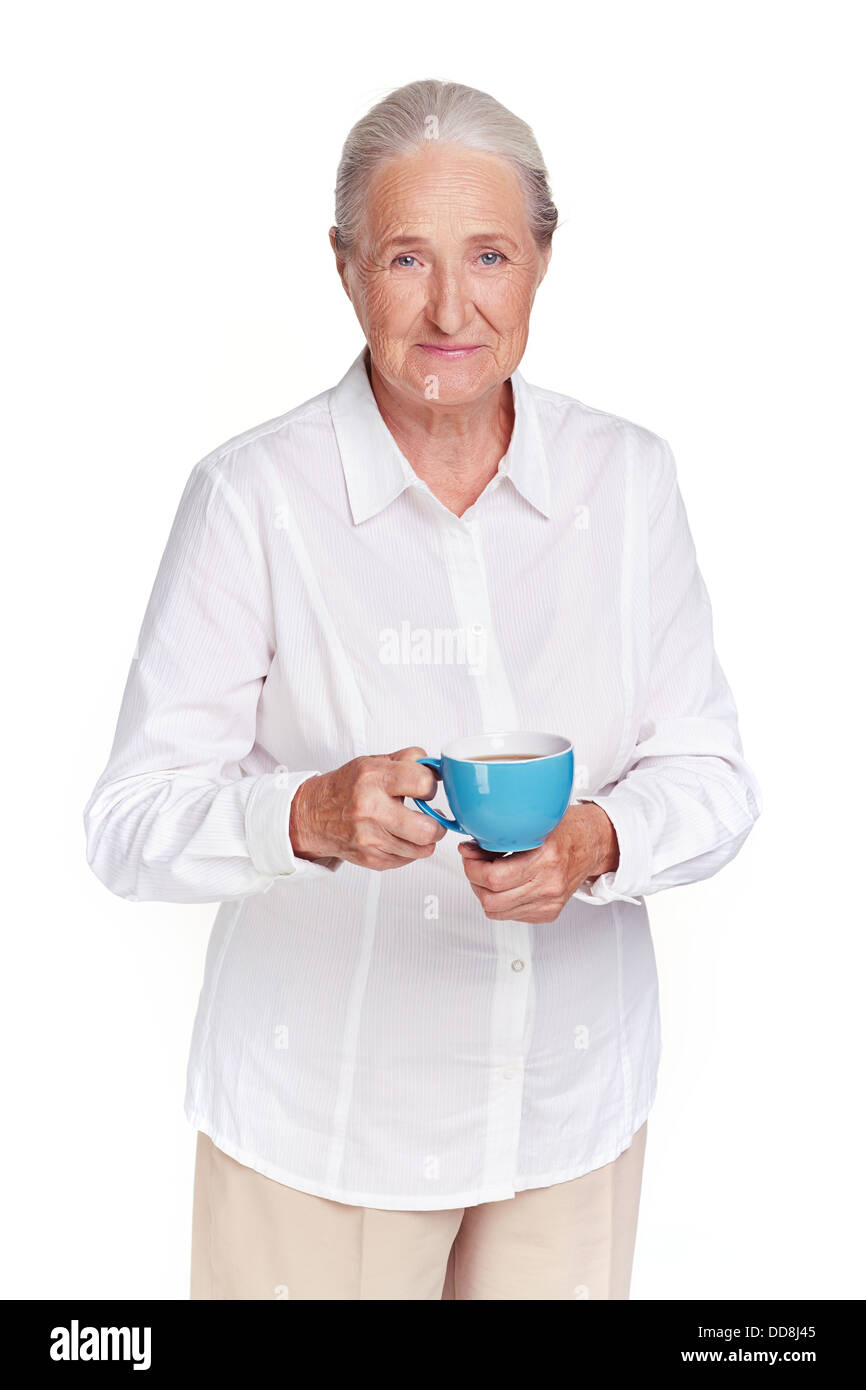 Porträt von älteren Weibchen mit Tasse Tee Blick in die Kamera Stockfoto