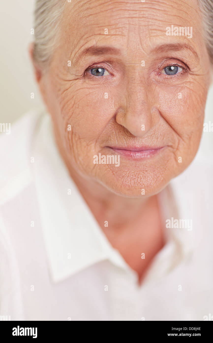 Gesicht des älteren weiblichen Blick in die Kamera Stockfoto