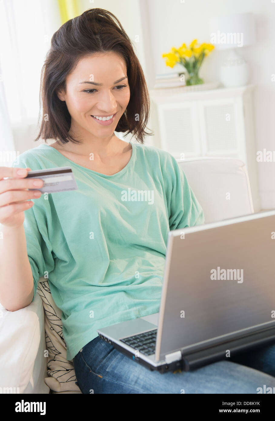 Kaukasische Frau online-shopping Stockfoto