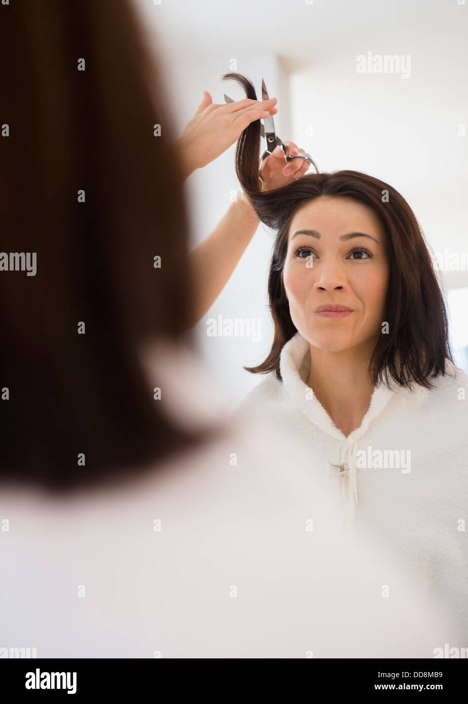 Kaukasische Frau, die Haare schneiden im salon Stockfoto